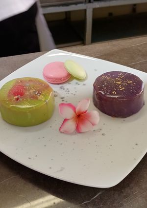 Una foto de Mousse con glaseado espejo