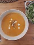 Kürbissuppe mit Apfel und Süßkartoffel