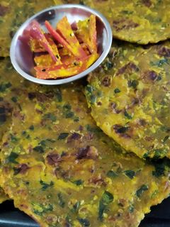મેથીના થેપલા (Methi Thepla Recipe In Gujarati) રેસીપી મુખ્ય ફોટો