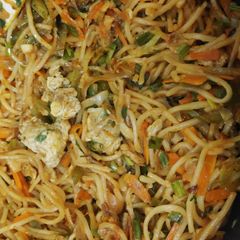 A picture of Chicken hakka noodles.