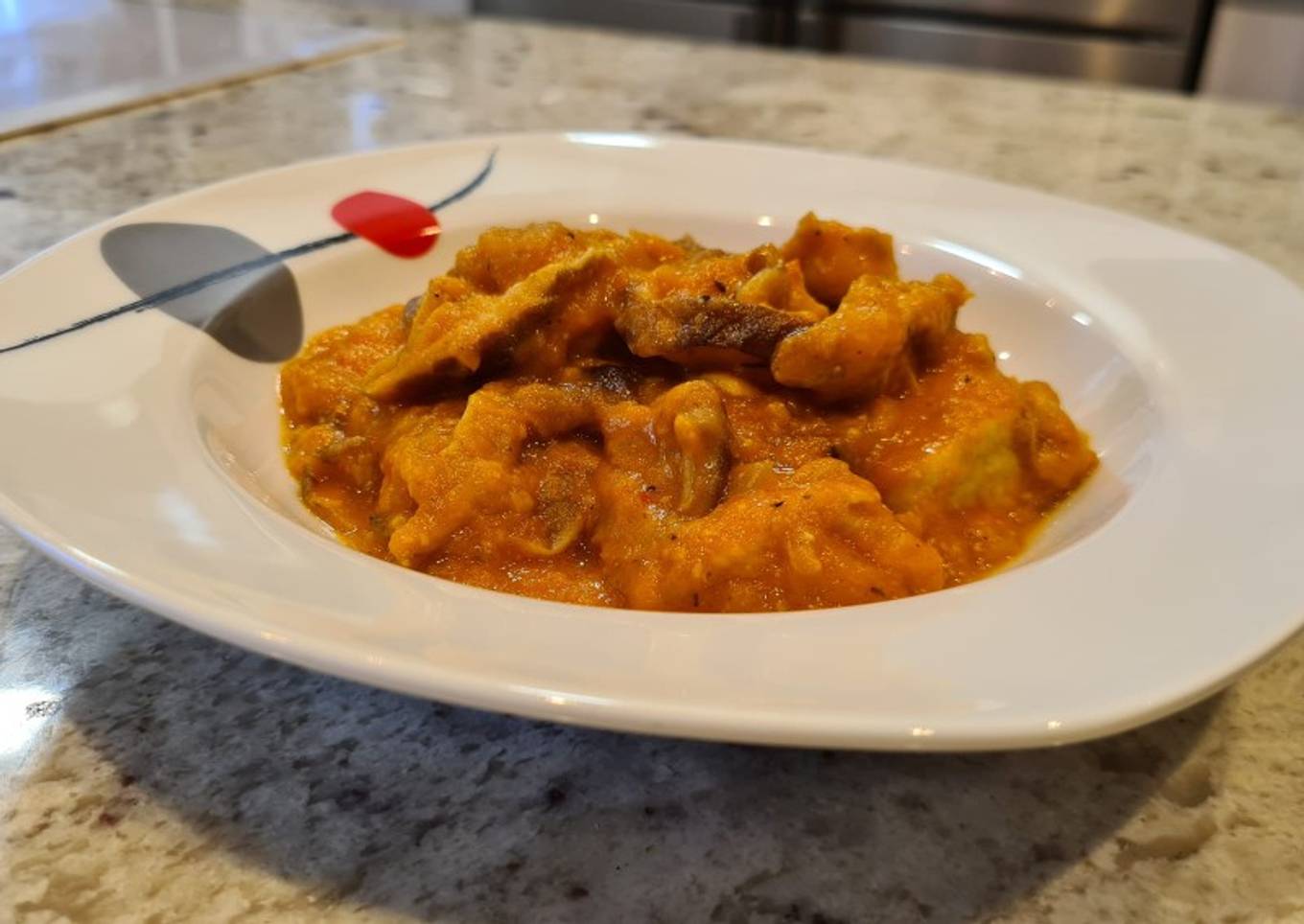 Pollo con tomate y setas
