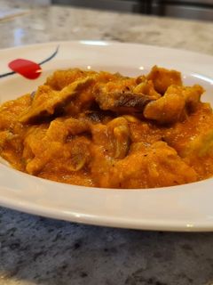 Una foto de Pollo con tomate y setas