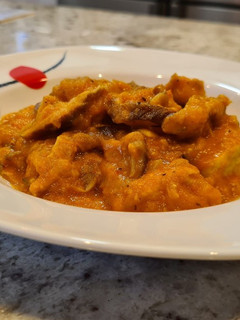 Una foto de Pollo con tomate y setas