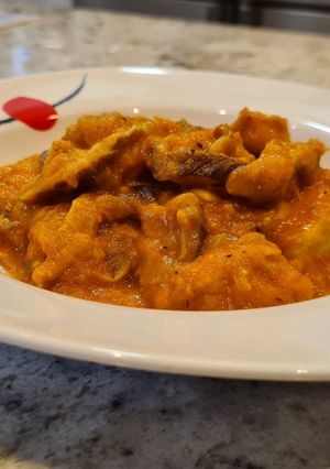 Una foto de Pollo con tomate y setas