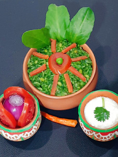 પાલક ખીચડી (Palak Khichdi Recipe In Gujarati) રેસીપી મુખ્ય ફોટો