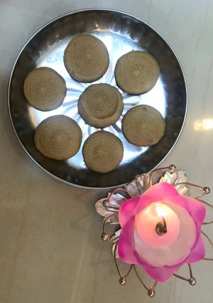 પેંડા(penda recipe in gujarati) રેસીપી મુખ્ય ફોટો