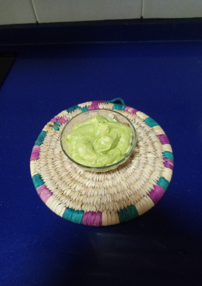 Una foto de Mahonesa de aguacate y huevo cocido