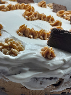 Una foto de Chocotorta con crema y nueces 😋