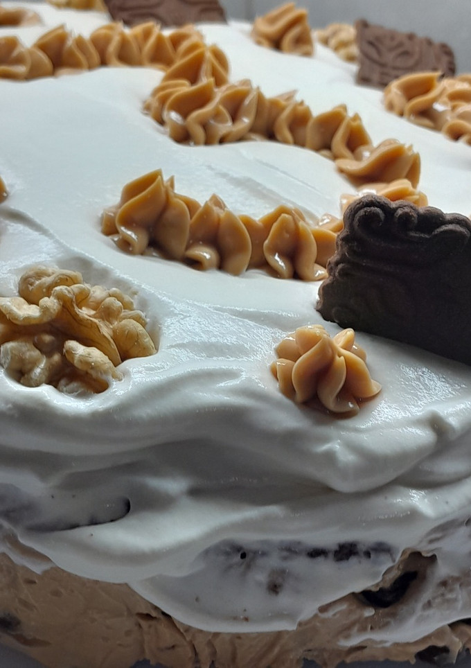 Una foto de Chocotorta con crema y nueces 😋