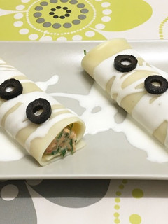 Una foto de Canelones fríos de bonito y crema de queso con piquillos