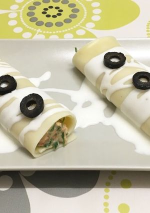 Una foto de Canelones fríos de bonito y crema de queso con piquillos