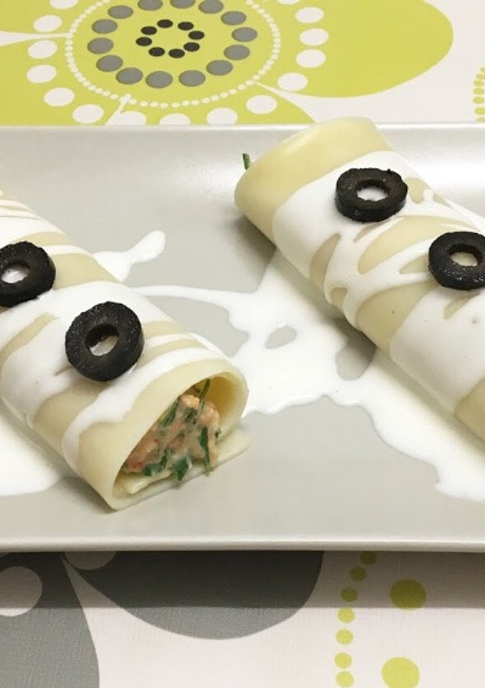 Una foto de Canelones fríos de bonito y crema de queso con piquillos