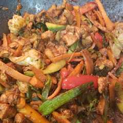 Una foto de Wok de pollo y verduras (fácil, rápido y barato)😁