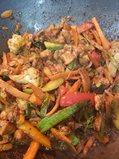 Una foto de Wok de pollo y verduras (fácil, rápido y barato)😁