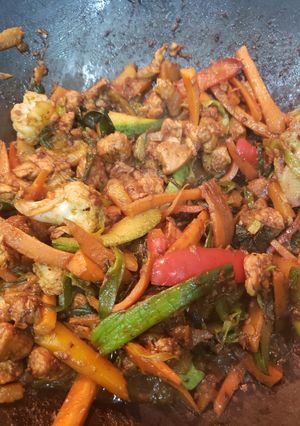 Una foto de Wok de pollo y verduras (fácil, rápido y barato)😁