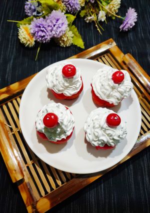 एगलेस रेड वेलवेट कपकेक (eggless red velvet cupcake recipe in Hindi) रेसिपी मुख्य फोटो