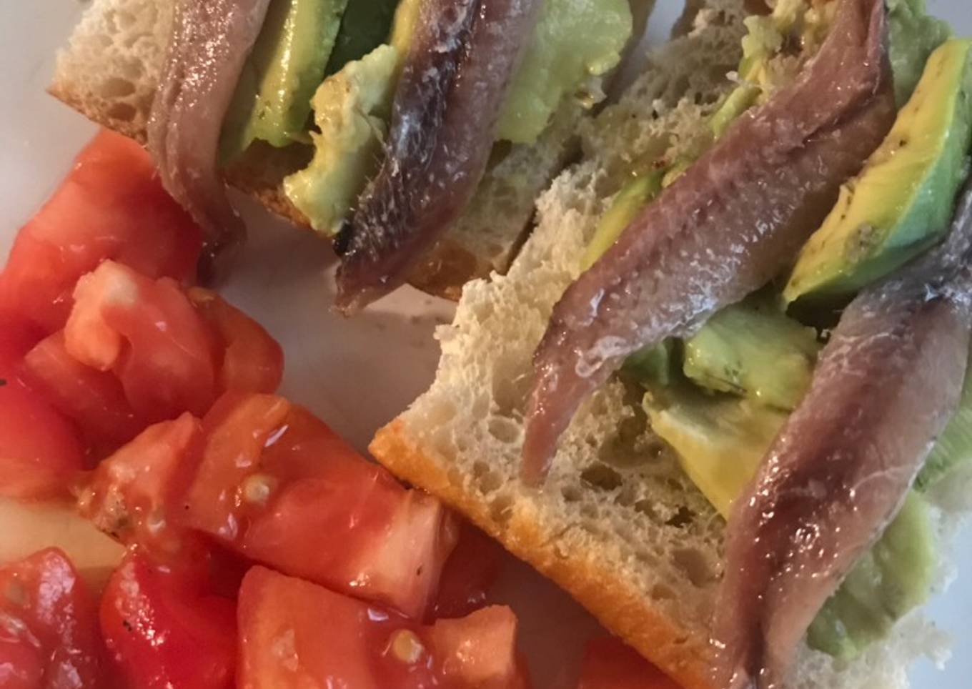 Mini bocadillo de aguacate y anchoas de L'Escala
