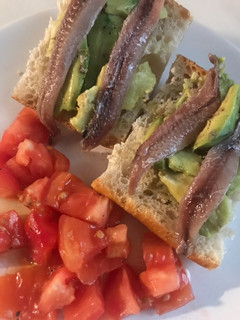 Una foto de Mini bocadillo de aguacate y anchoas de L'Escala