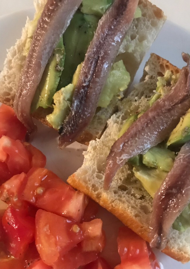 Una foto de Mini bocadillo de aguacate y anchoas de L'Escala