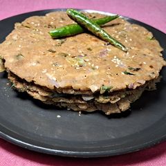 A picture of Jowar flour spring onion paratha (millate).