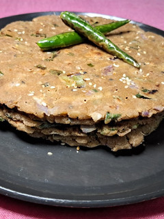 A picture of Jowar flour spring onion paratha (millate).