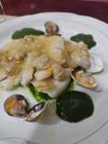 Merluza con salsa de berberechos y culis de espinacas con espuma