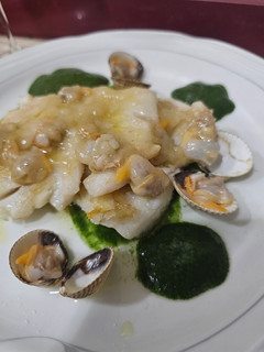 Una foto de Merluza con salsa de berberechos y culis de espinacas con espuma