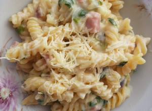 Una foto de Tirabuzones con salsa de verdeo y jamón