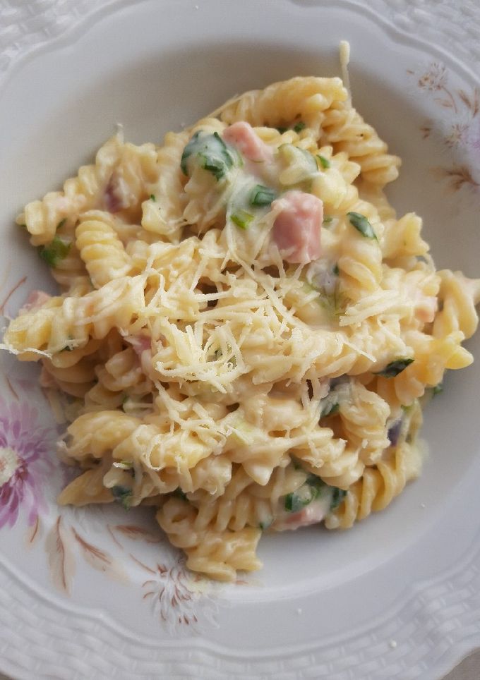 Una foto de Tirabuzones con salsa de verdeo y jamón