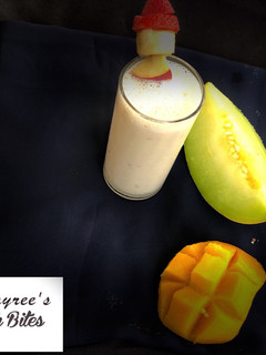 A picture of Strawberry,banana and apple smoothie.