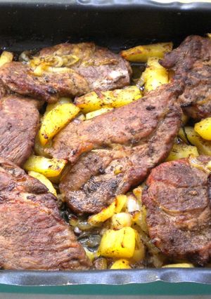Sertéstarja burgonyával együtt sütve recept fotója