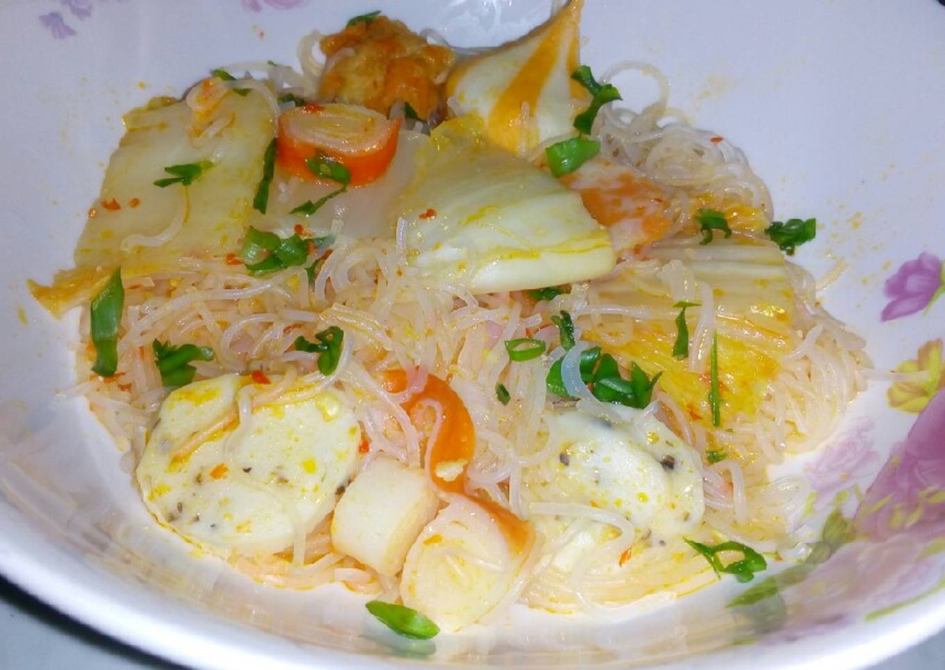 Bihun tom yum baso seafood