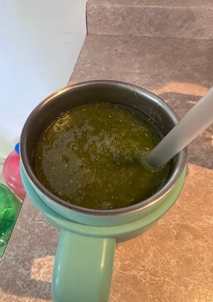 Una foto de Jugo de Chía, Espinaca, Nopal y Apio con Papaya