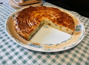 Une photo de Gâteau façon galette aux amandes et raisins secs