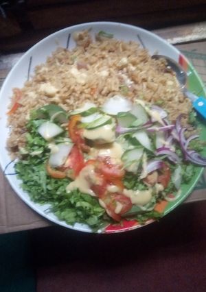 Dafadukan shinkafa da salad ainihin hoton girkin