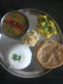 ગુજરાતી દાળ ભાત (થાળી) રેસીપી મુખ્ય ફોટો