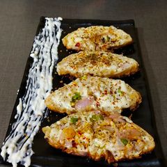 A picture of Cheesy garlic bread.