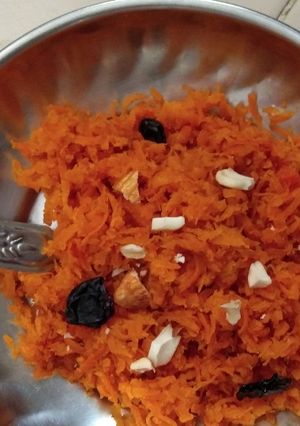 गाजराचा हलवा (gajar halava recipe in marathi) रेसिपी चे मुख्य फोटो 