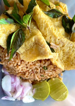 รูปของ ข้าวผัดต้มยำเห็ดฟาง🌶️โปะไข่ข้นโหระพา🥚🌿