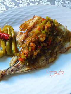 Una foto de Cola de jurel blanco de roca con salteado de chimichurri