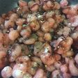 Camarones salteados en salsas negras