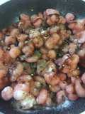Camarones salteados en salsas negras