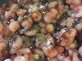 Camarones salteados en salsas negras