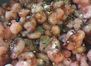 Una foto de Camarones salteados en salsas negras