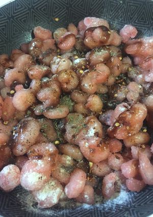 Una foto de Camarones salteados en salsas negras