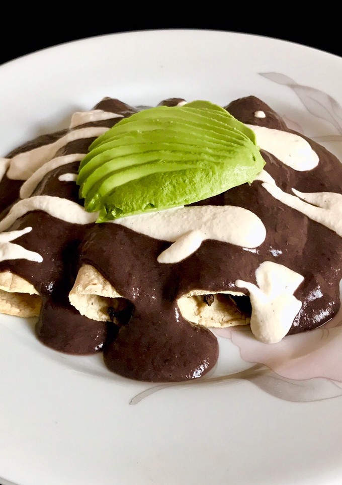 Una foto de Enfrijoladas rellenas de champiñones