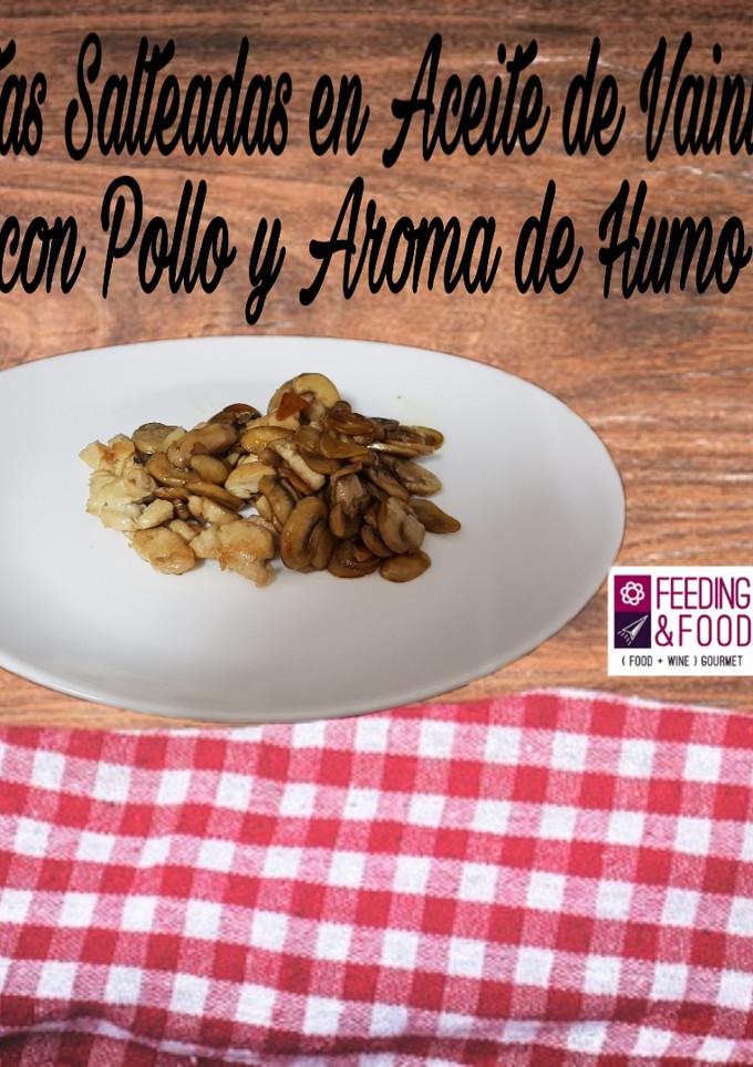 Una foto de Setas salteadas con aceite de vainilla, con pollo y aroma de humo