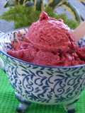 Helado exquisito de cerezas y albaricoques (damascos) muy fácil