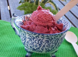 Foto principal de Helado exquisito de cerezas y albaricoques (damascos) muy fácil