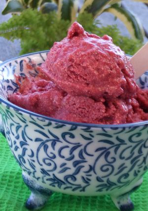 Foto principal de Helado exquisito de cerezas y albaricoques (damascos) muy fácil